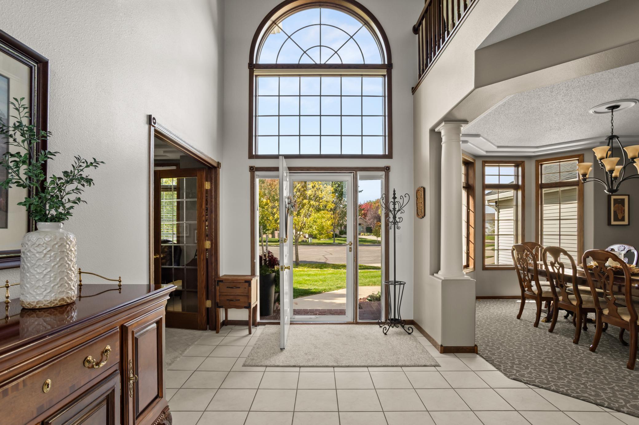 1994 single family home for sale at 5010 Meadow Creek Drive S in Fargo, ND — 5 bed, 4 bath (photo 4 of 75)