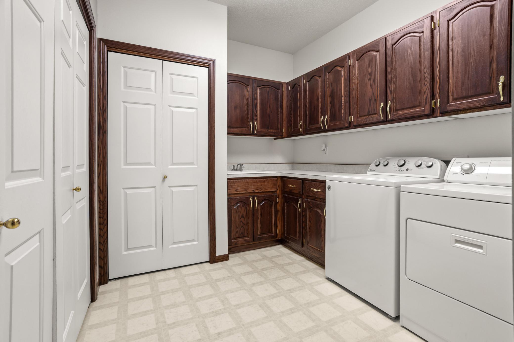 1994 single family home for sale at 5010 Meadow Creek Drive S in Fargo, ND — 5 bed, 4 bath (photo 32 of 75)