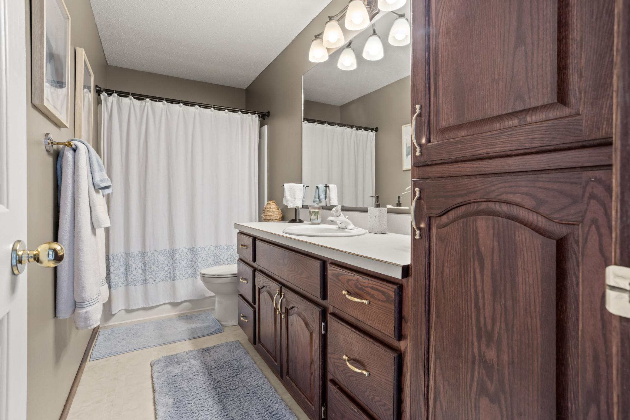 1994 single family home for sale at 5010 Meadow Creek Drive S in Fargo, ND — 5 bed, 4 bath (photo 39 of 75)