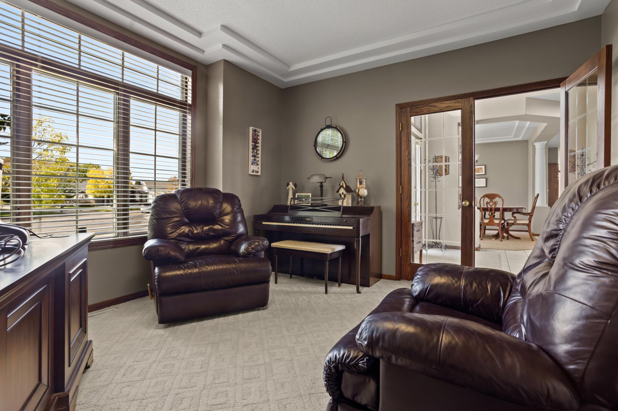 1994 single family home for sale at 5010 Meadow Creek Drive S in Fargo, ND — 5 bed, 4 bath (photo 6 of 75)