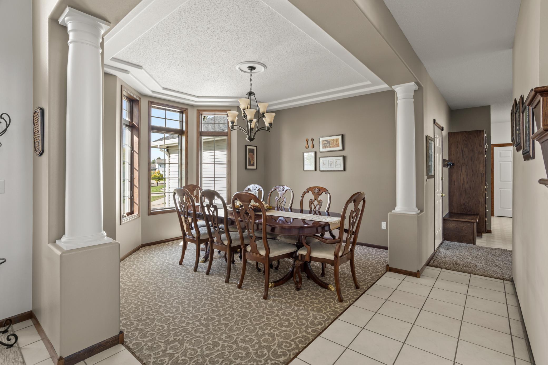 1994 single family home for sale at 5010 Meadow Creek Drive S in Fargo, ND — 5 bed, 4 bath (photo 8 of 75)