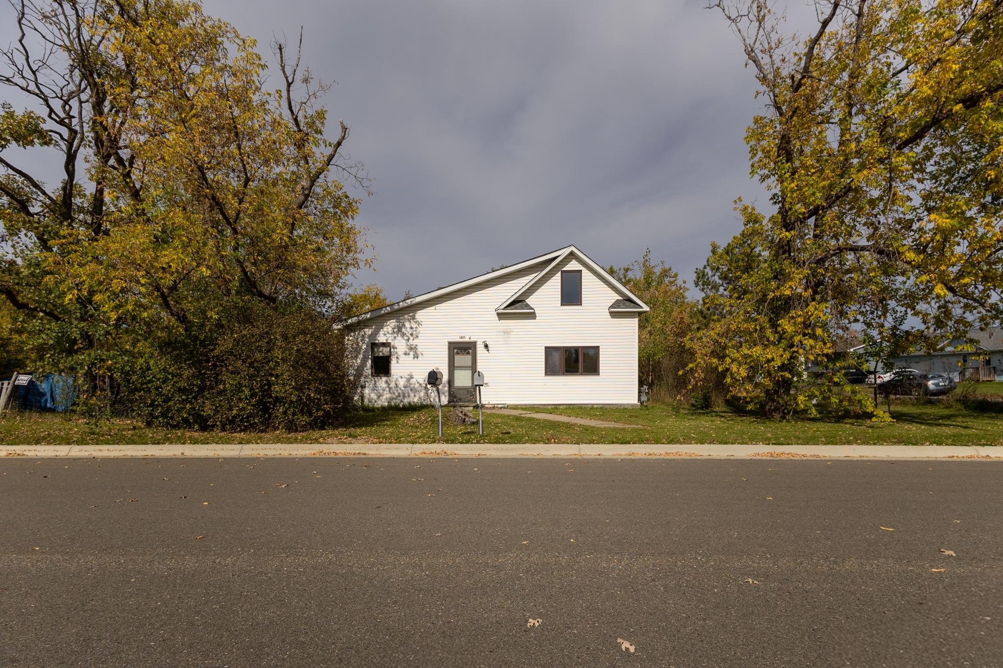 1910 single family home for sale at 1311 3rd Street SE in Bemidji, MN — 5 bed, 3 bath (photo 3 of 59)