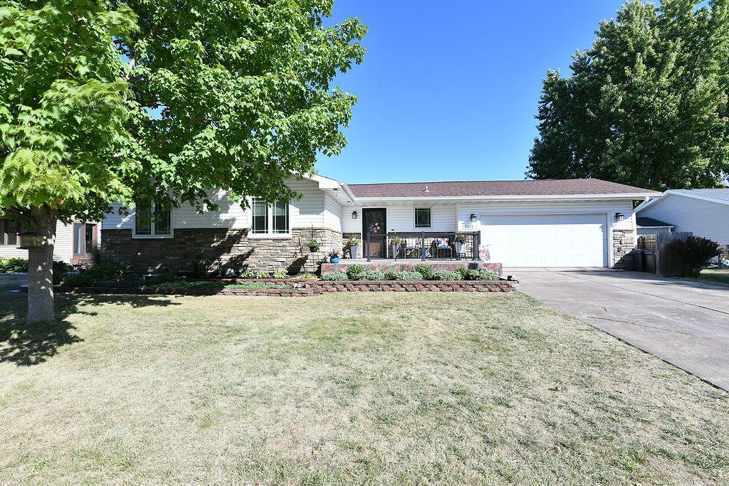 1978 single family home for sale at 2213 26 1/2 Avenue S in Fargo, ND — 4 bed, 2 bath (photo 2 of 40)