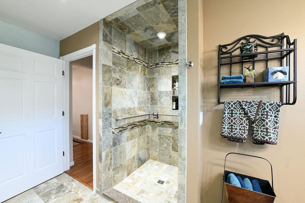 1978 single family home for sale at 2213 26 1/2 Avenue S in Fargo, ND — 4 bed, 2 bath (photo 22 of 40)