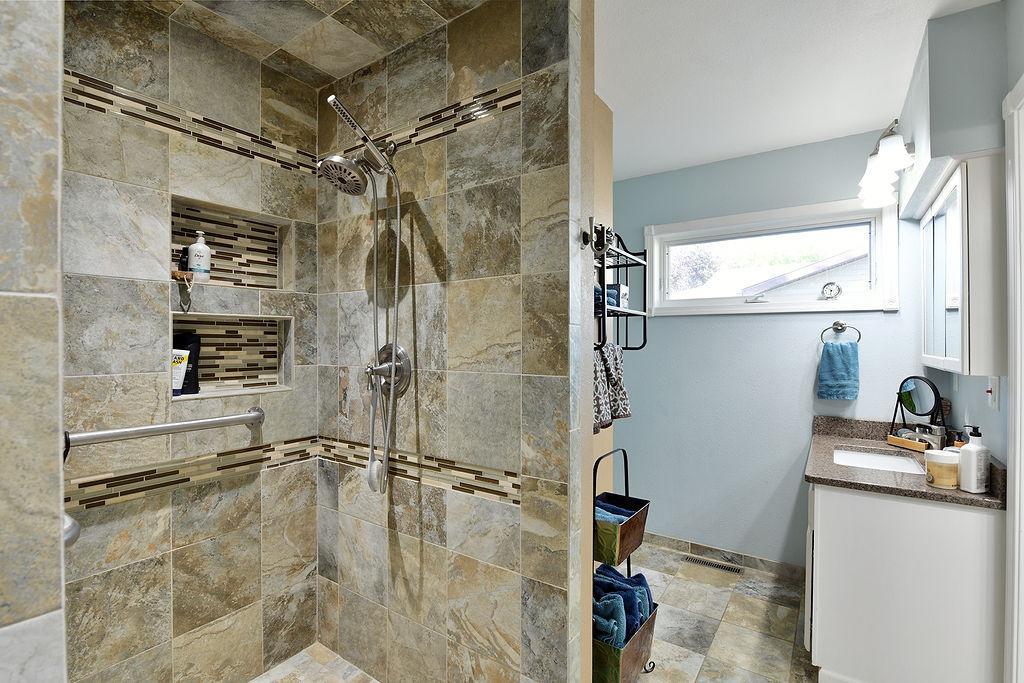 1978 single family home for sale at 2213 26 1/2 Avenue S in Fargo, ND — 4 bed, 2 bath (photo 23 of 40)