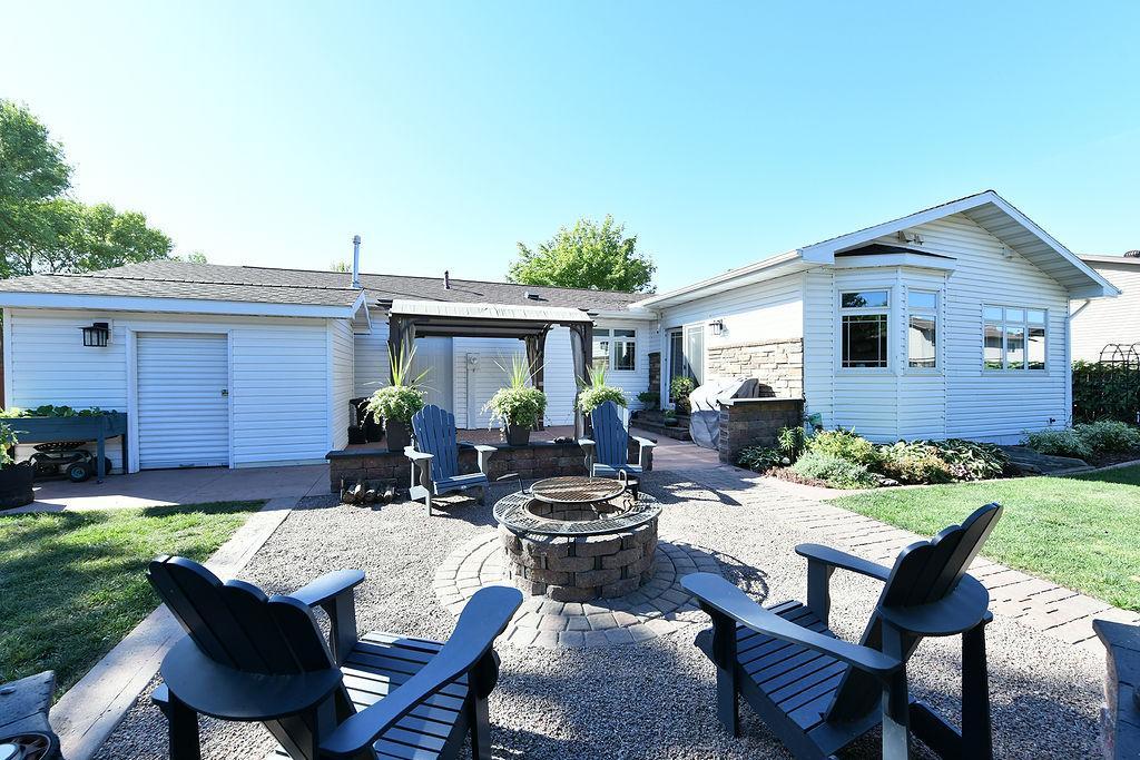 1978 single family home for sale at 2213 26 1/2 Avenue S in Fargo, ND — 4 bed, 2 bath (photo 5 of 40)