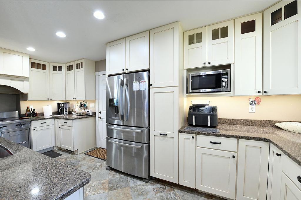 1978 single family home for sale at 2213 26 1/2 Avenue S in Fargo, ND — 4 bed, 2 bath (photo 8 of 40)
