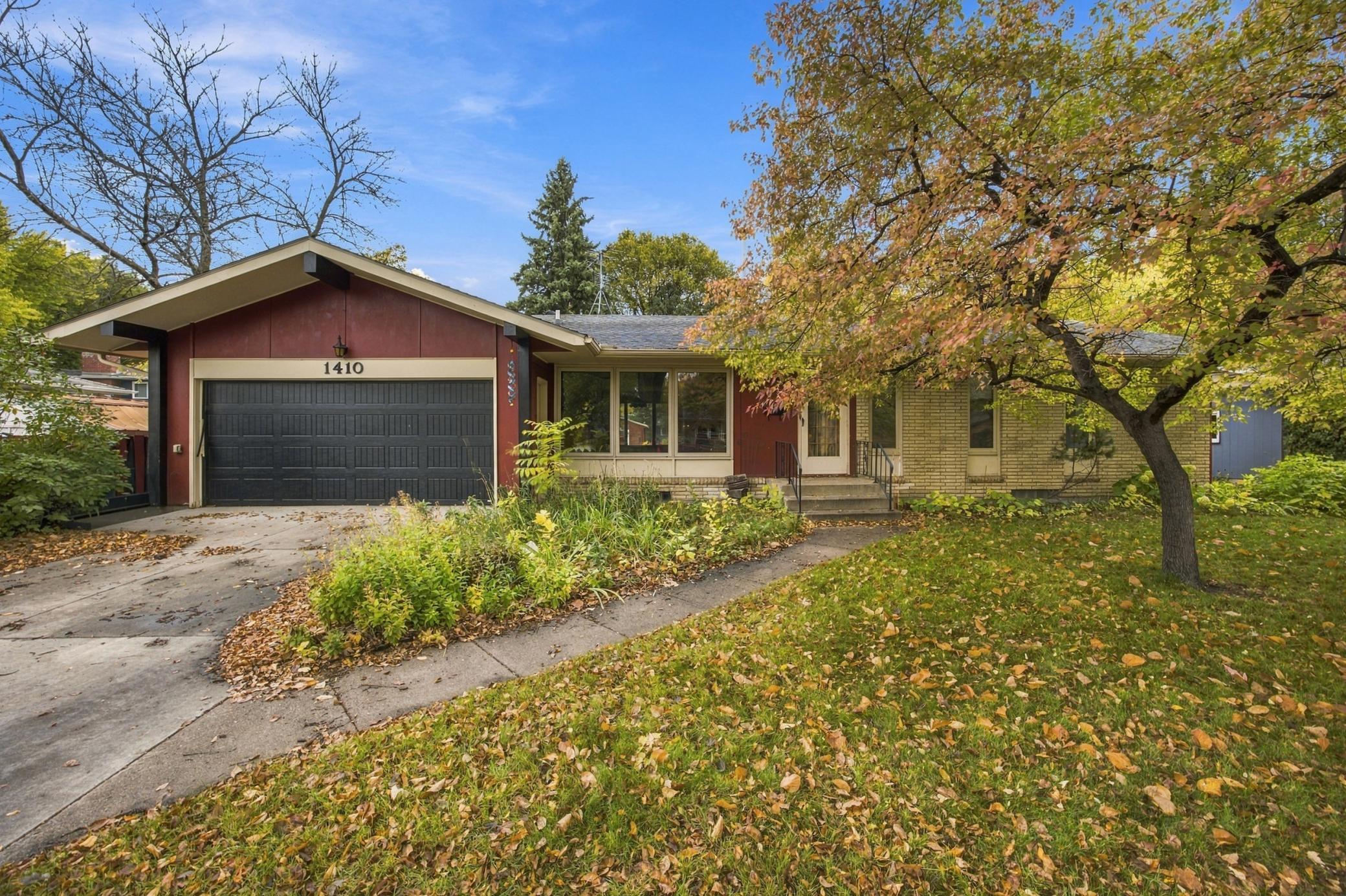 1963 single family home for sale at 1410 22nd Avenue S in Moorhead, MN — 3 bed, 3 bath (photo 2 of 35)