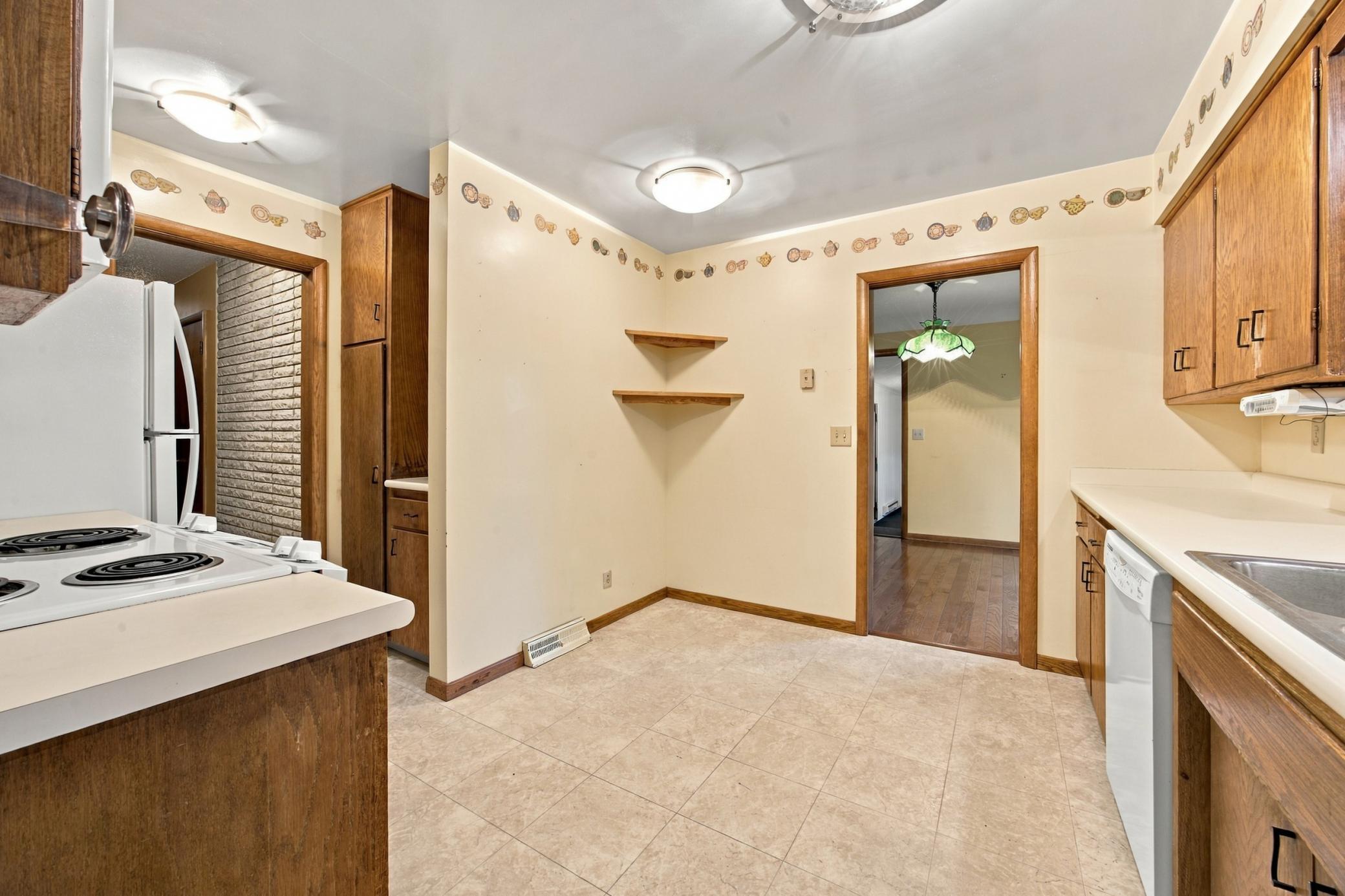 1963 single family home for sale at 1410 22nd Avenue S in Moorhead, MN — 3 bed, 3 bath (photo 12 of 35)