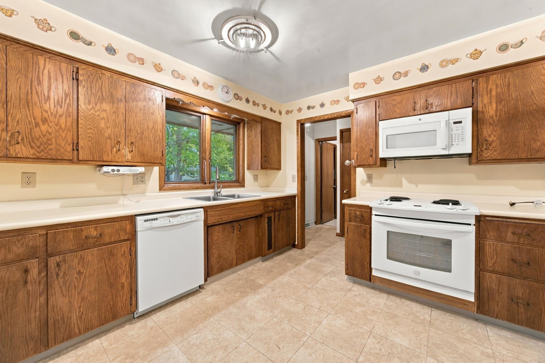 1963 single family home for sale at 1410 22nd Avenue S in Moorhead, MN — 3 bed, 3 bath (photo 10 of 35)