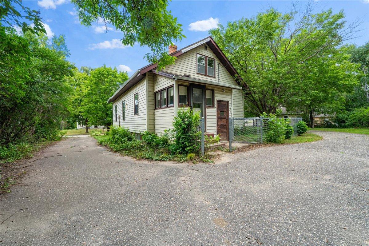 1933 single family home for sale at 406 8th Avenue E in Alexandria, MN — 5 bed, 2 bath (photo 2 of 21)