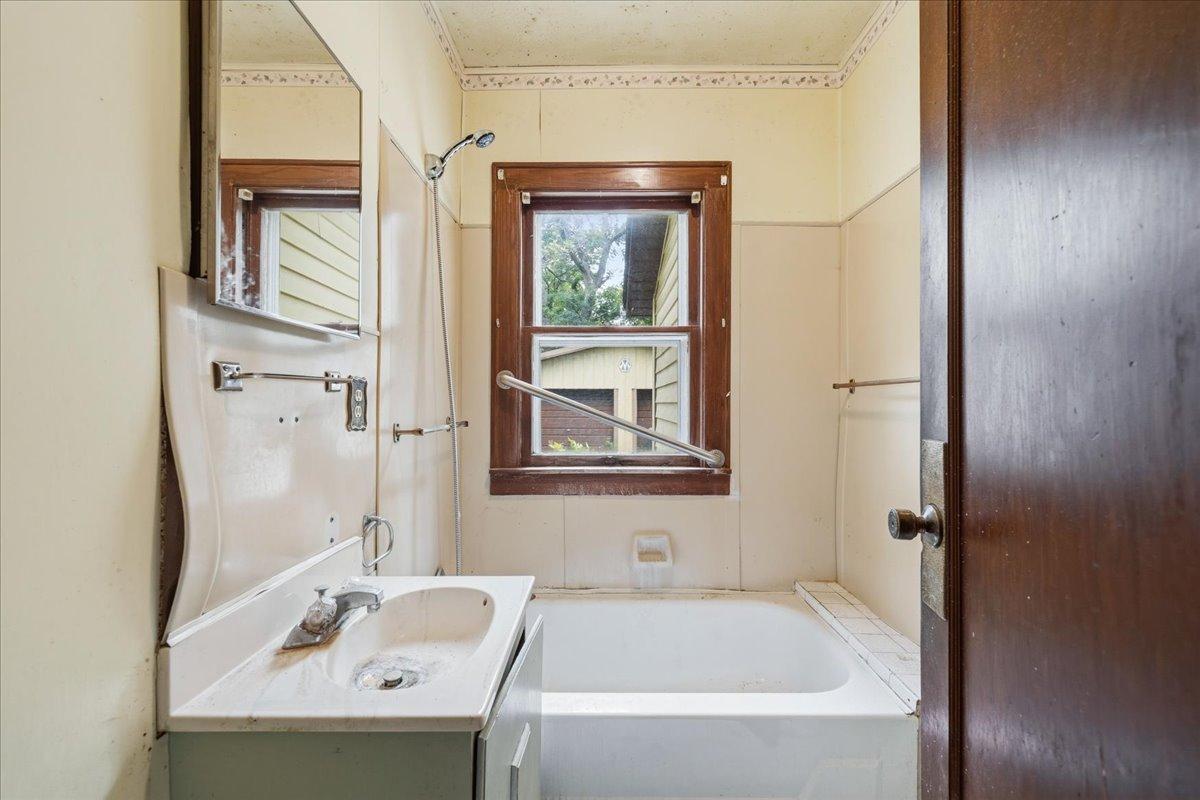 1933 single family home for sale at 406 8th Avenue E in Alexandria, MN — 5 bed, 2 bath (photo 17 of 21)