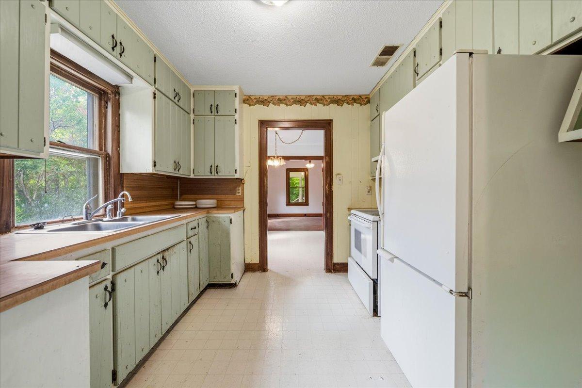 1933 single family home for sale at 406 8th Avenue E in Alexandria, MN — 5 bed, 2 bath (photo 6 of 21)