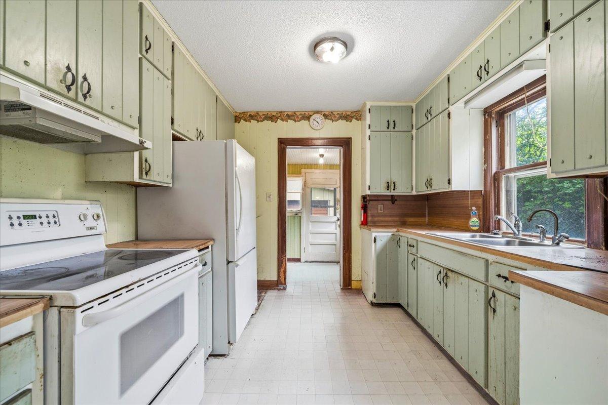 1933 single family home for sale at 406 8th Avenue E in Alexandria, MN — 5 bed, 2 bath (photo 7 of 21)