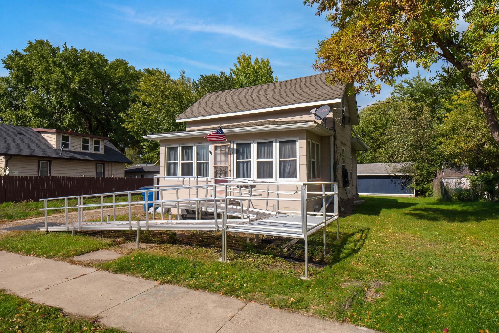 1916 single family home for sale at 1010 2nd Avenue N in Moorhead, MN — 2 bed, 2 bath (photo 2 of 29)