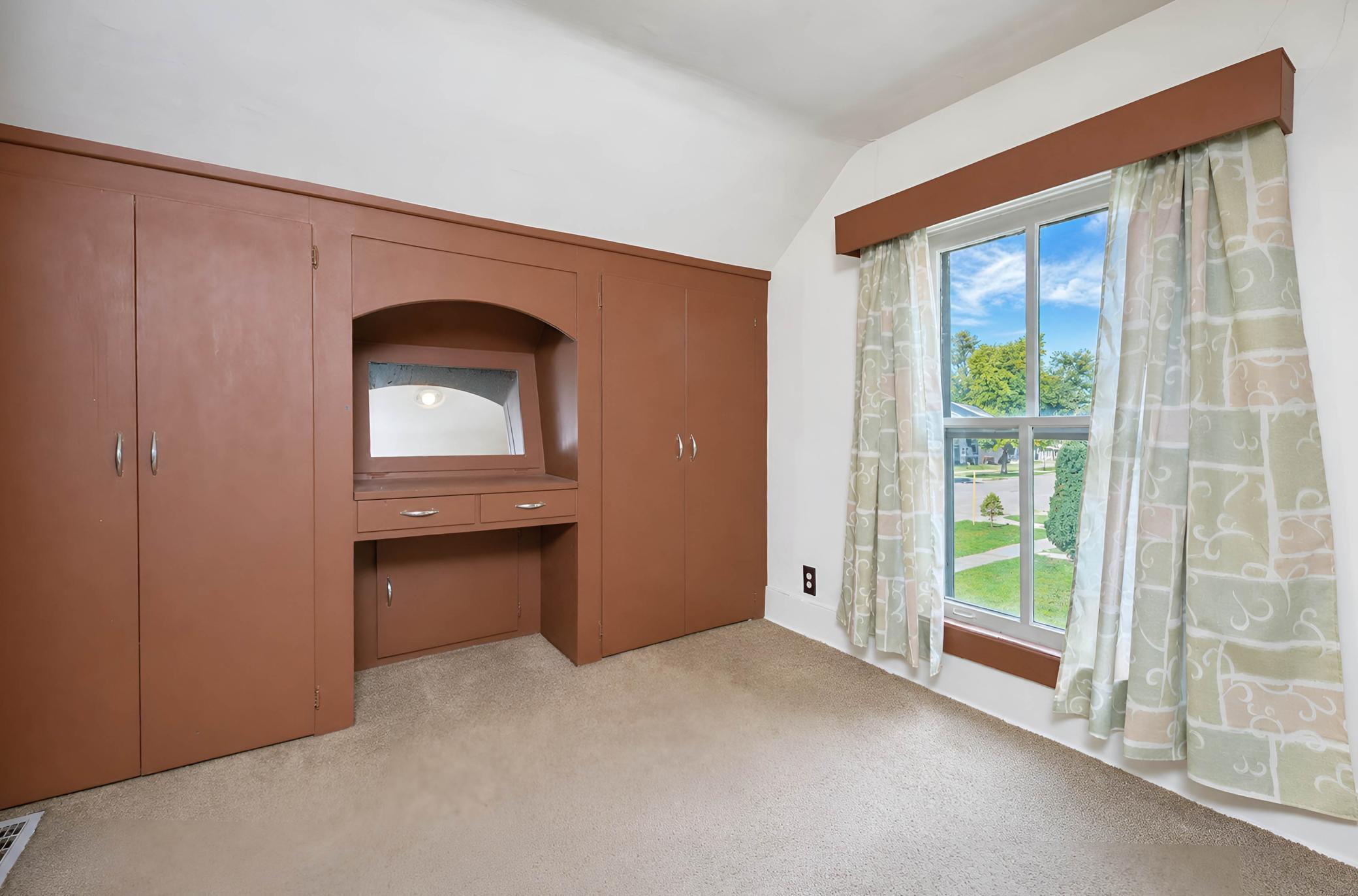1916 single family home for sale at 1010 2nd Avenue N in Moorhead, MN — 2 bed, 2 bath (photo 11 of 29)