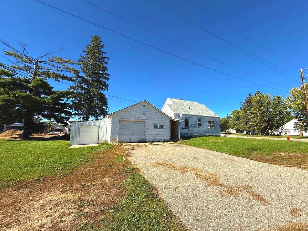 1940 single family home for sale at 221 Minnesota Avenue E in Sebeka, MN — 2 bed, 2 bath (photo 2 of 24)
