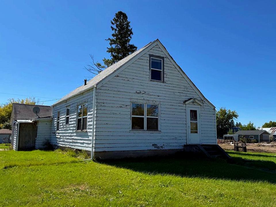 1940 single family home for sale at 221 Minnesota Avenue E in Sebeka, MN — 2 bed, 2 bath (photo 3 of 24)