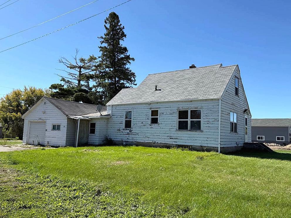 1940 single family home for sale at 221 Minnesota Avenue E in Sebeka, MN — 2 bed, 2 bath (photo 4 of 24)