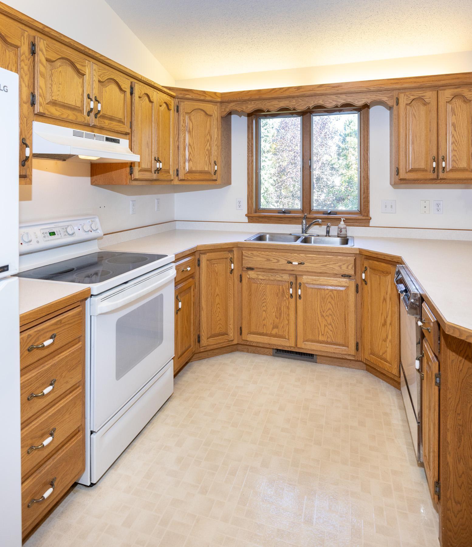 1992 single family home for sale at 1028 16th Avenue E in West Fargo, ND — 3 bed, 3 bath (photo 12 of 34)
