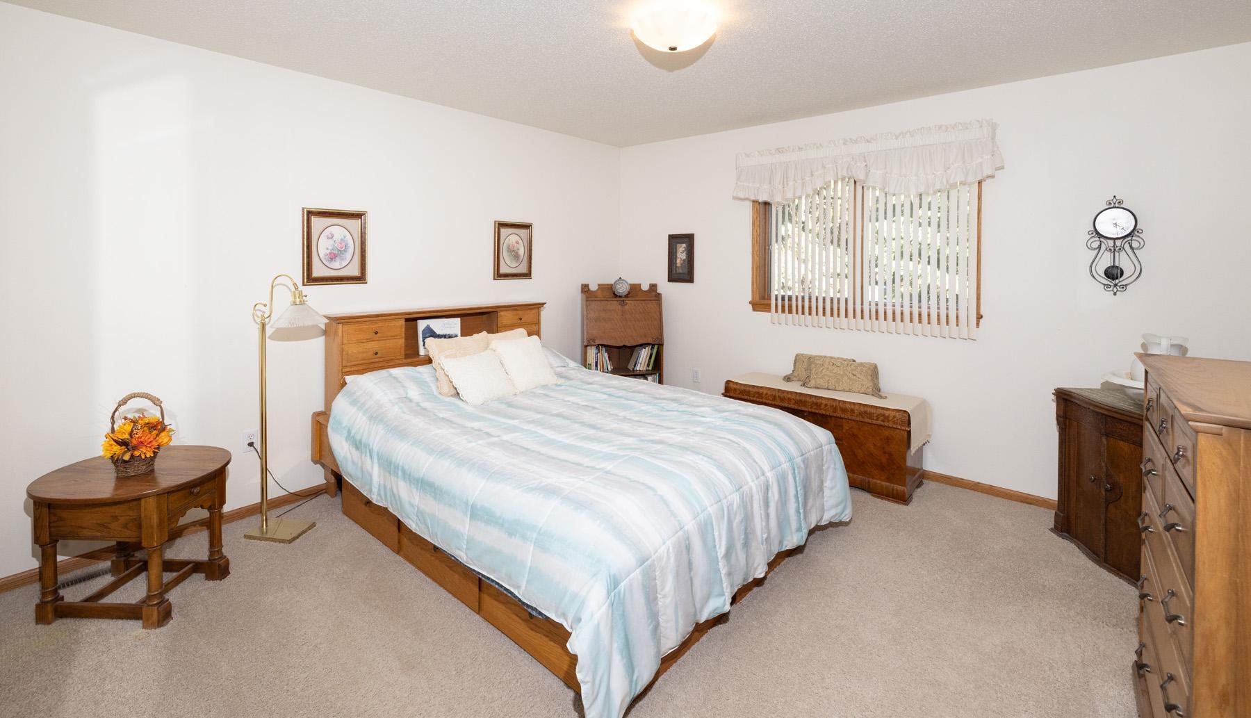 1992 single family home for sale at 1028 16th Avenue E in West Fargo, ND — 3 bed, 3 bath (photo 14 of 34)