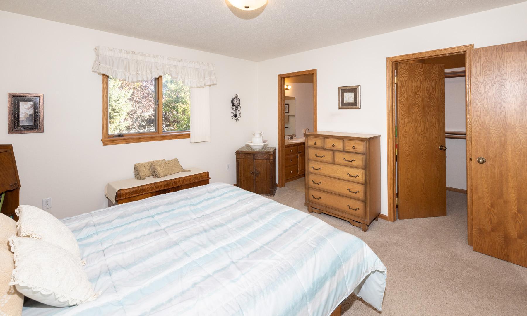 1992 single family home for sale at 1028 16th Avenue E in West Fargo, ND — 3 bed, 3 bath (photo 15 of 34)