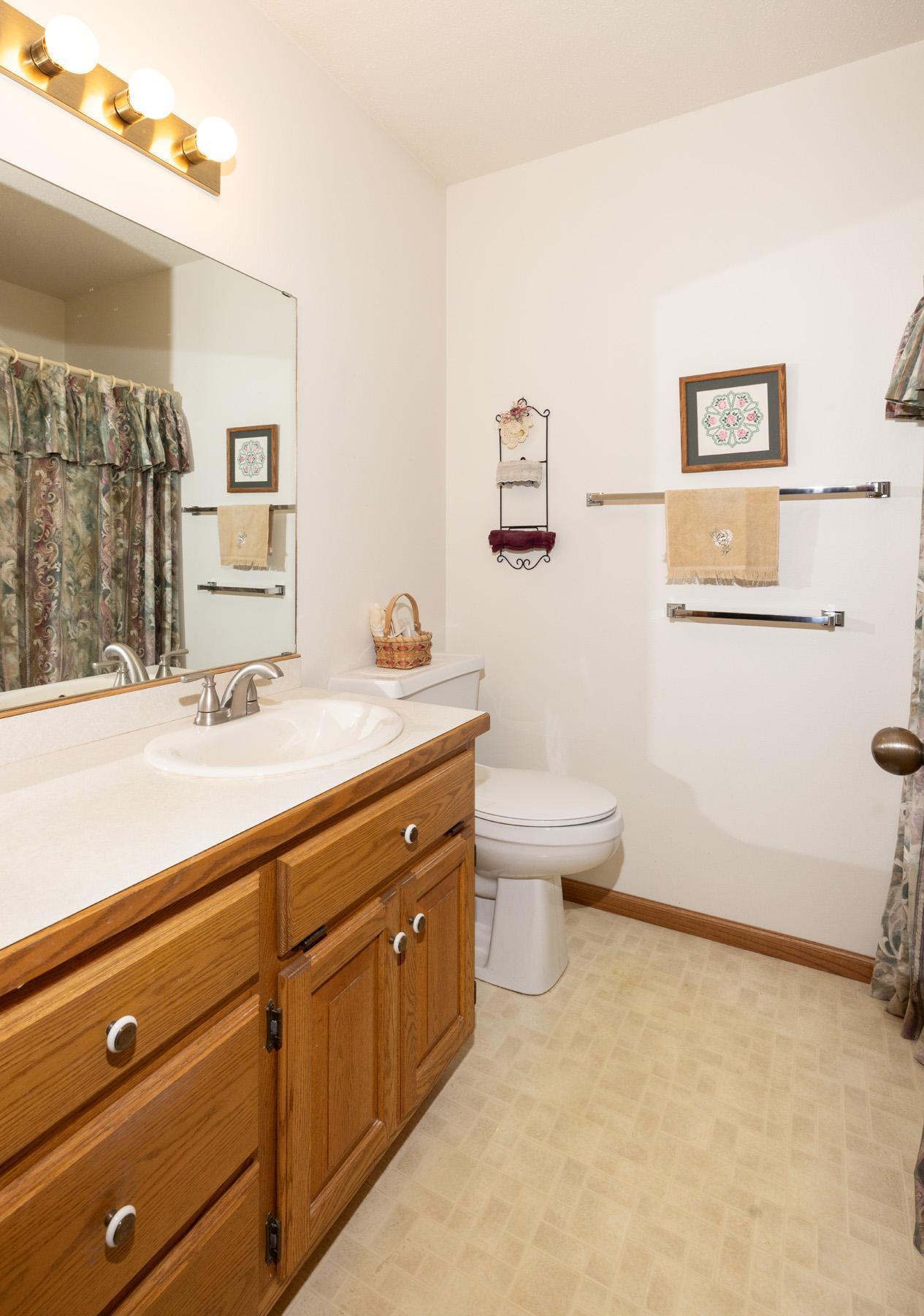 1992 single family home for sale at 1028 16th Avenue E in West Fargo, ND — 3 bed, 3 bath (photo 17 of 34)