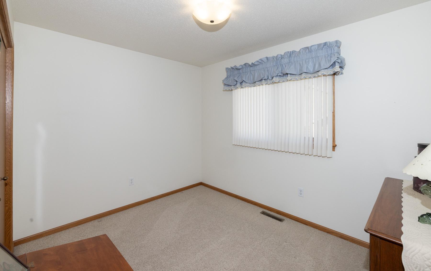 1992 single family home for sale at 1028 16th Avenue E in West Fargo, ND — 3 bed, 3 bath (photo 18 of 34)
