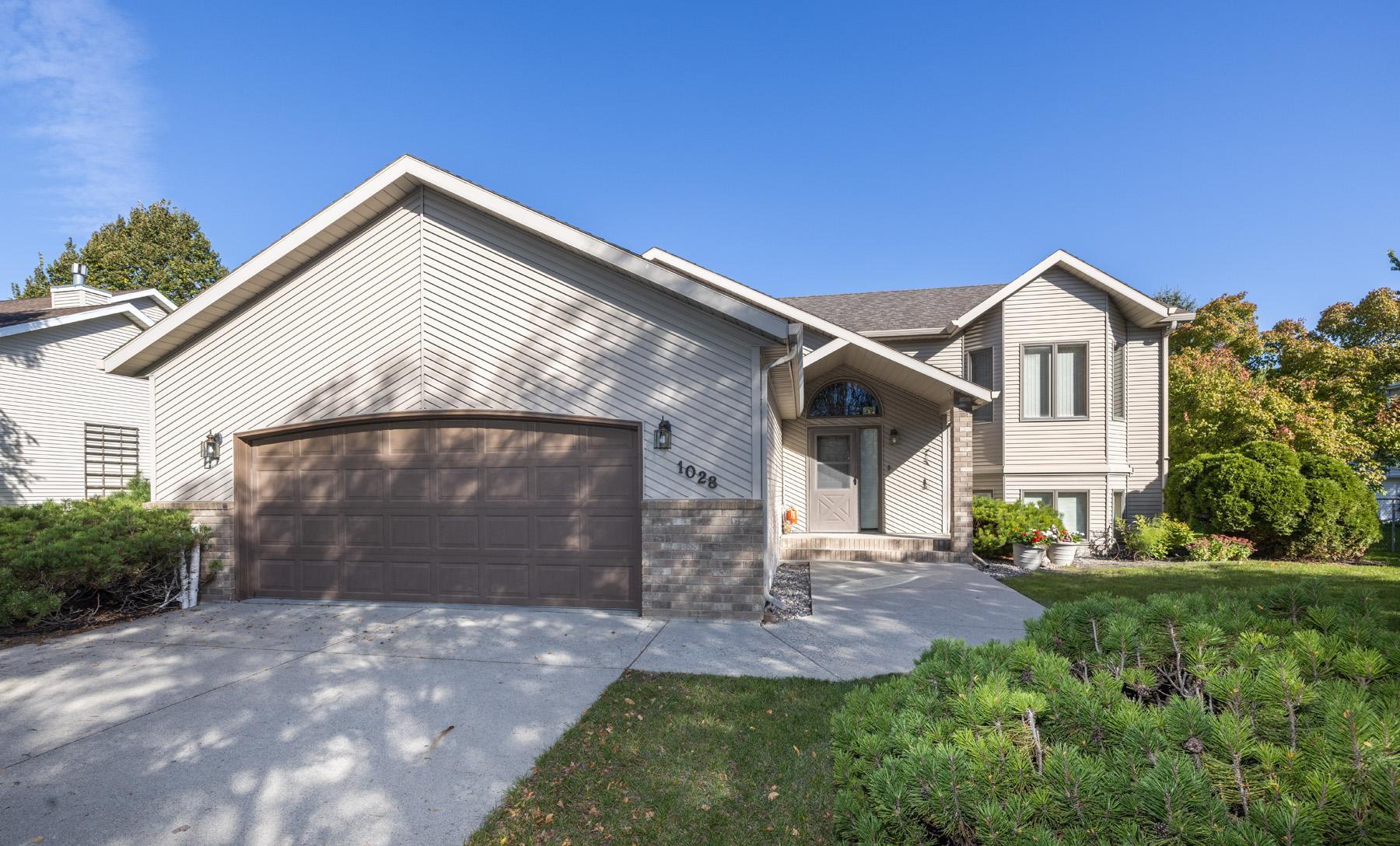 1992 single family home for sale at 1028 16th Avenue E in West Fargo, ND — 3 bed, 3 bath (photo 3 of 34)