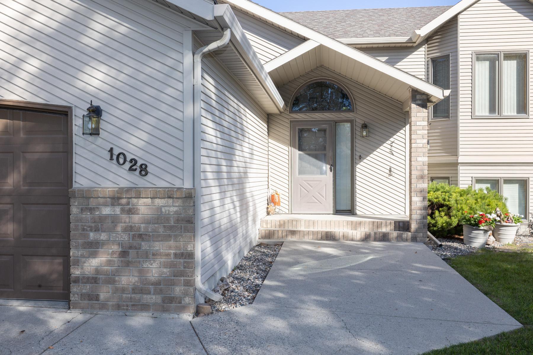 1992 single family home for sale at 1028 16th Avenue E in West Fargo, ND — 3 bed, 3 bath (photo 4 of 34)