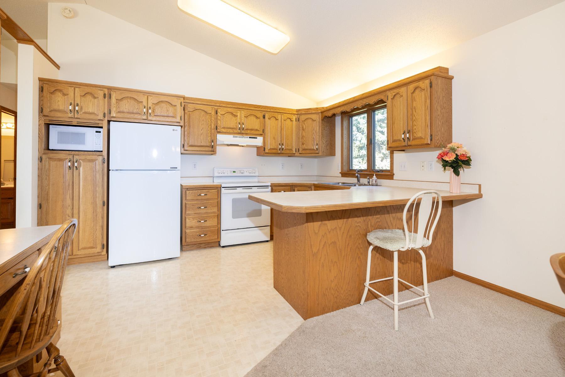 1992 single family home for sale at 1028 16th Avenue E in West Fargo, ND — 3 bed, 3 bath (photo 10 of 34)