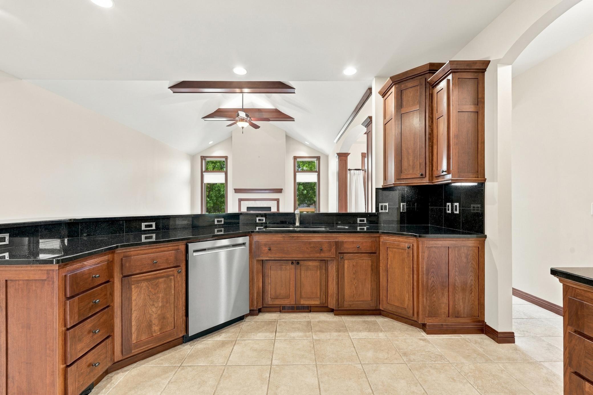 2006 twin home for sale at 6212 14th Street S in Fargo, ND — 4 bed, 3 bath (photo 13 of 55)