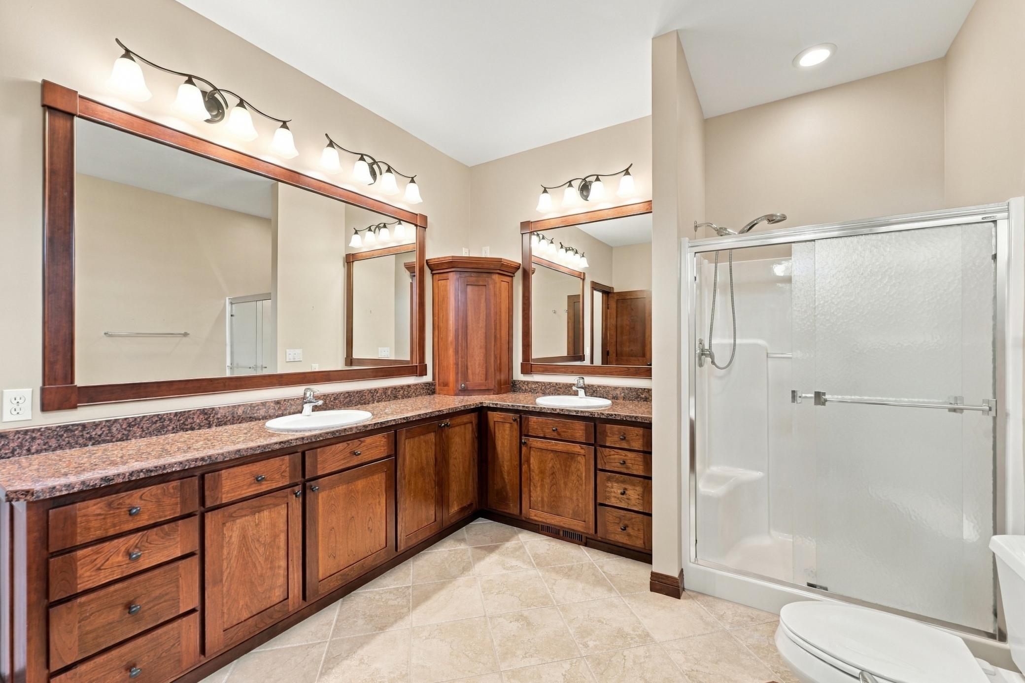 2006 twin home for sale at 6212 14th Street S in Fargo, ND — 4 bed, 3 bath (photo 23 of 55)