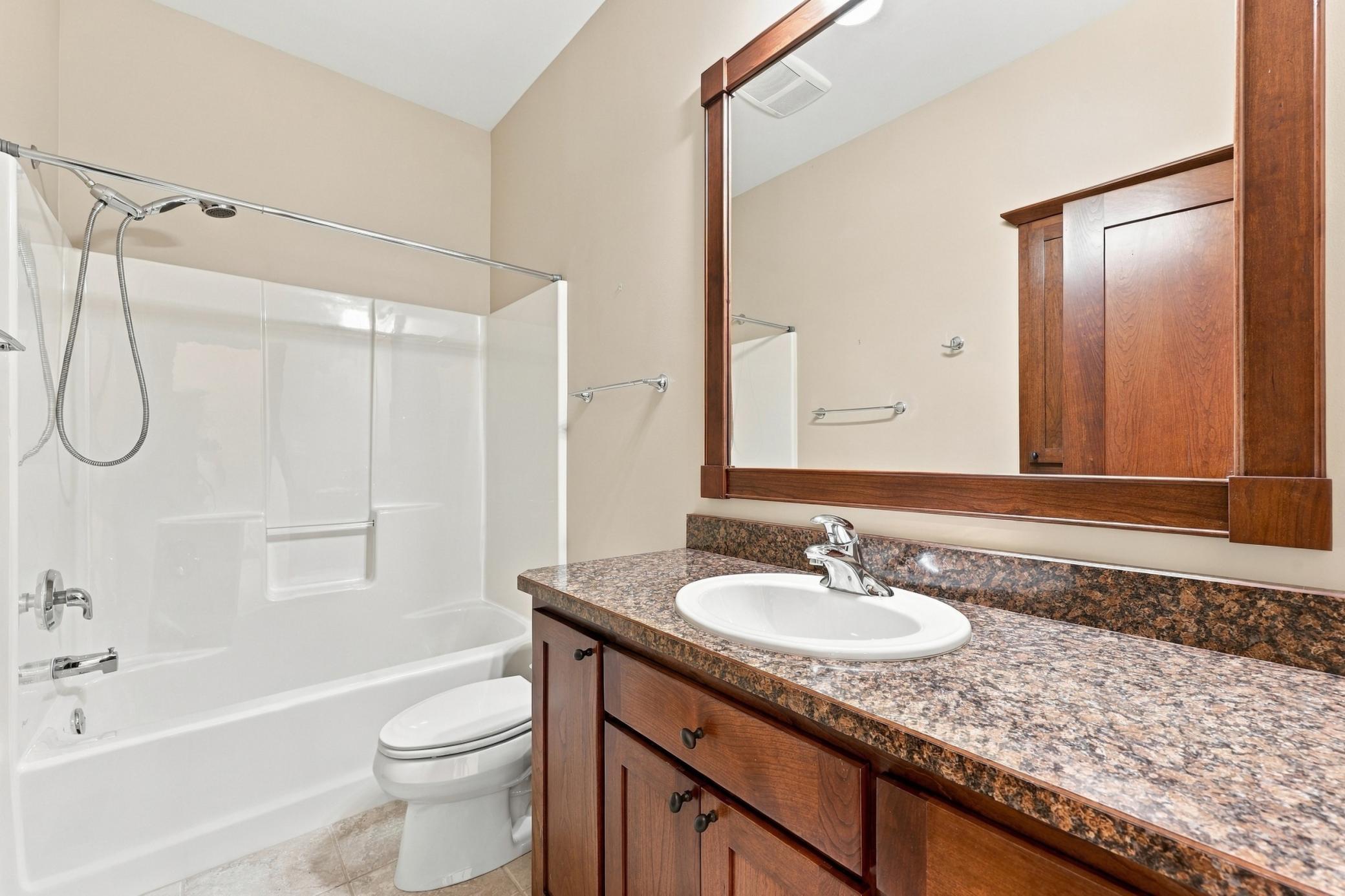 2006 twin home for sale at 6212 14th Street S in Fargo, ND — 4 bed, 3 bath (photo 28 of 55)