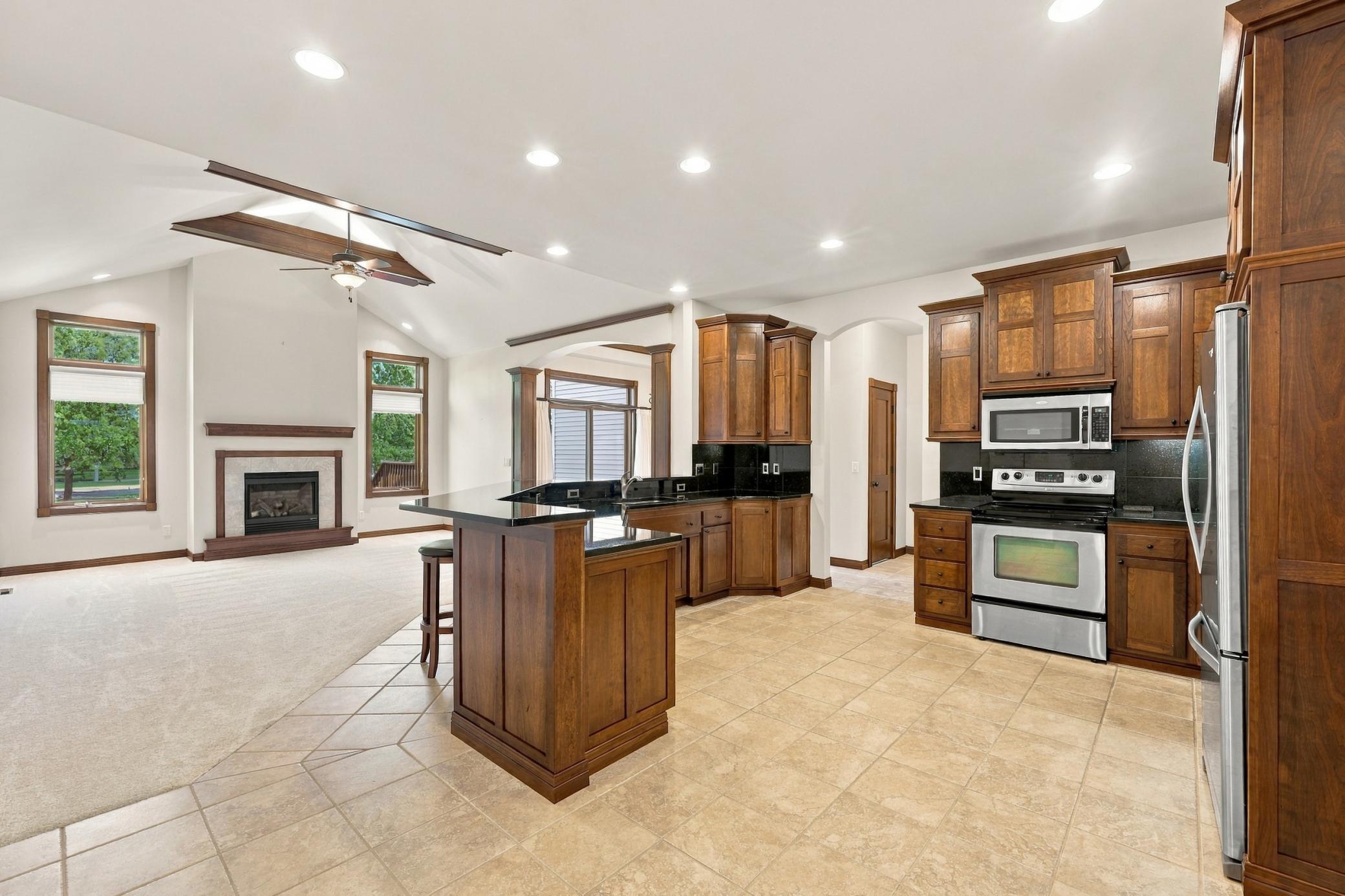 2006 twin home for sale at 6212 14th Street S in Fargo, ND — 4 bed, 3 bath (photo 4 of 55)