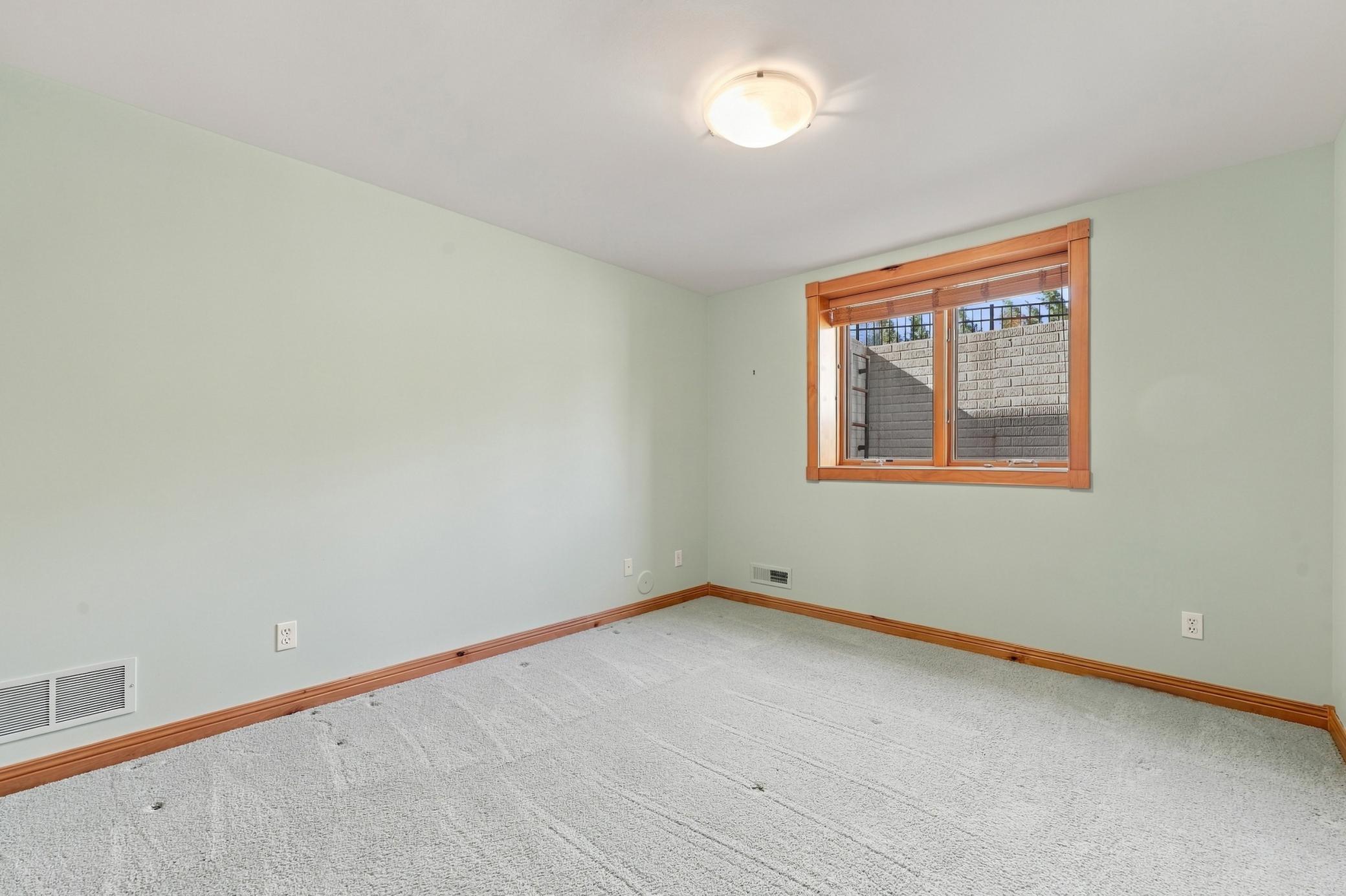 2006 twin home for sale at 6212 14th Street S in Fargo, ND — 4 bed, 3 bath (photo 38 of 55)