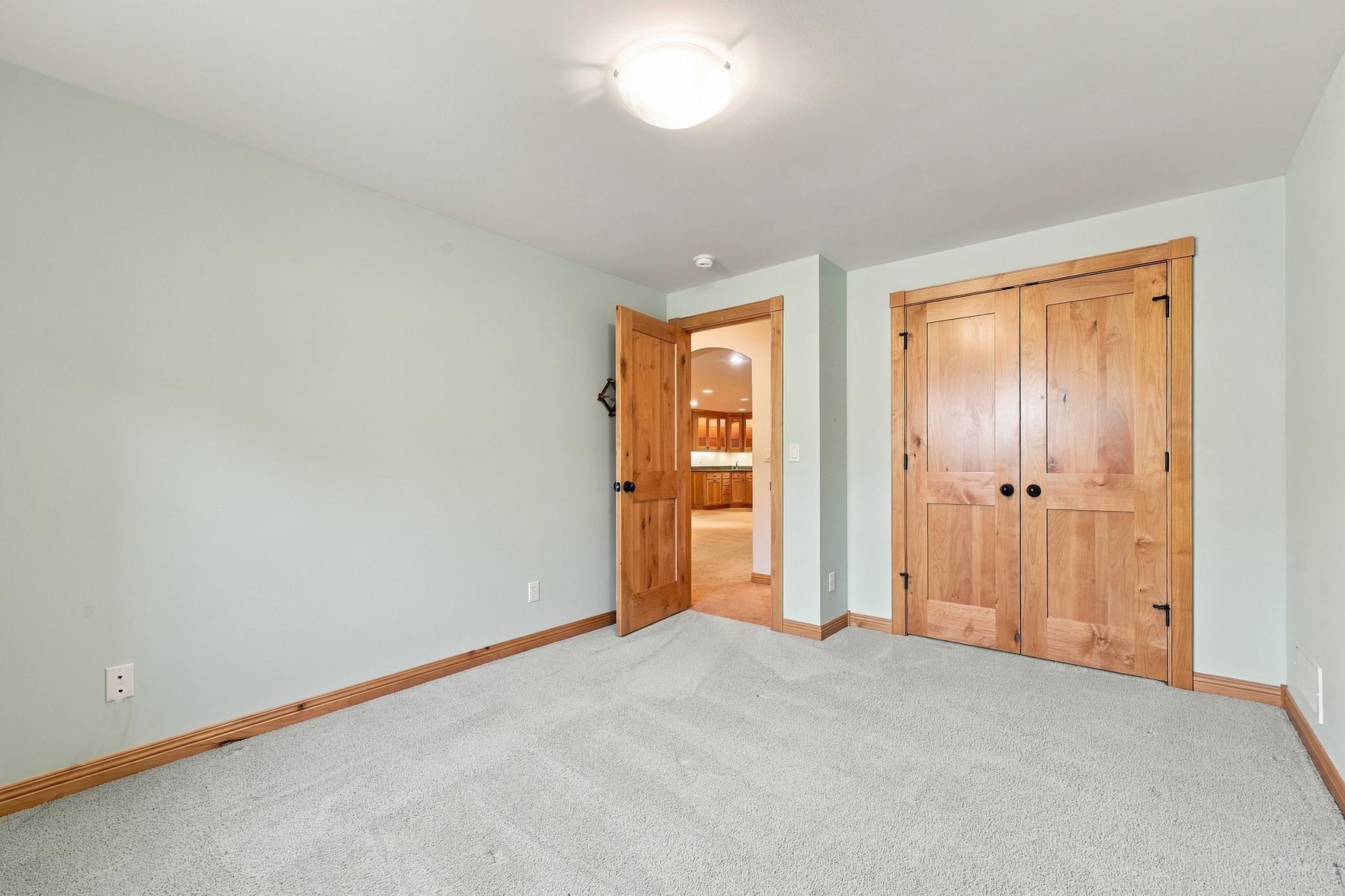 2006 twin home for sale at 6212 14th Street S in Fargo, ND — 4 bed, 3 bath (photo 39 of 55)