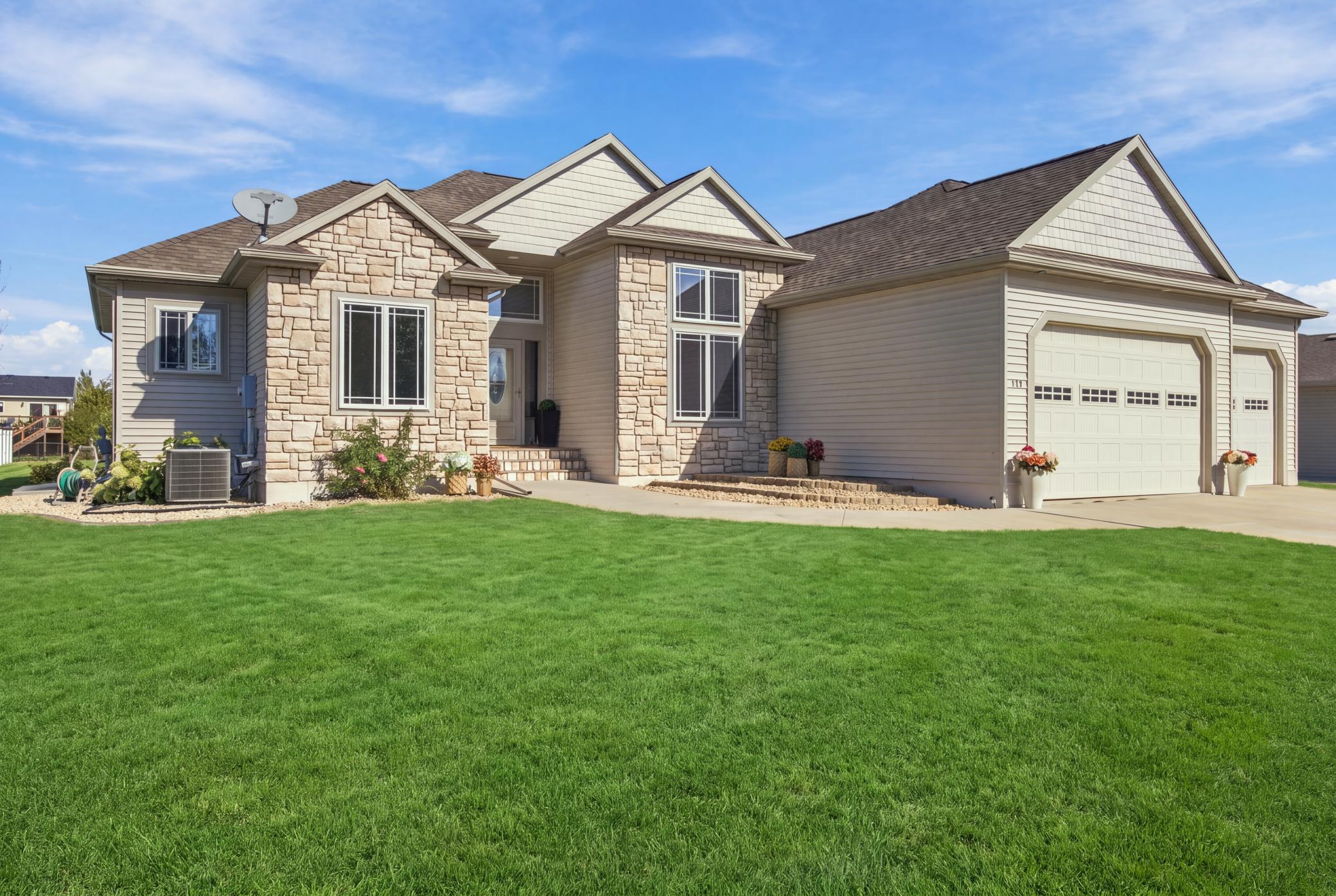 2003 single family home for sale at 718 N Sedona Drive in West Fargo, ND — 5 bed, 3 bath (photo 2 of 54)
