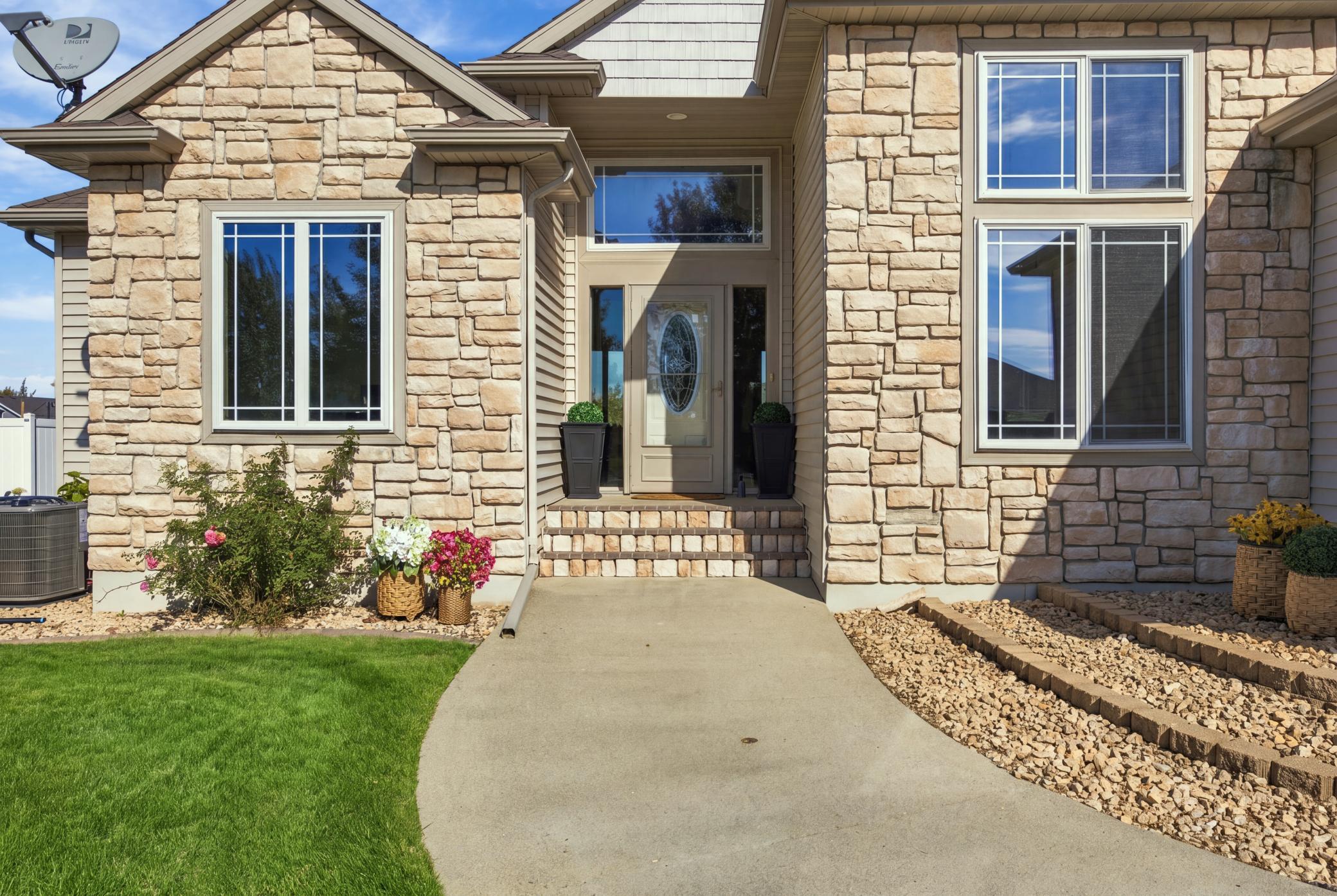 2003 single family home for sale at 718 N Sedona Drive in West Fargo, ND — 5 bed, 3 bath (photo 3 of 54)