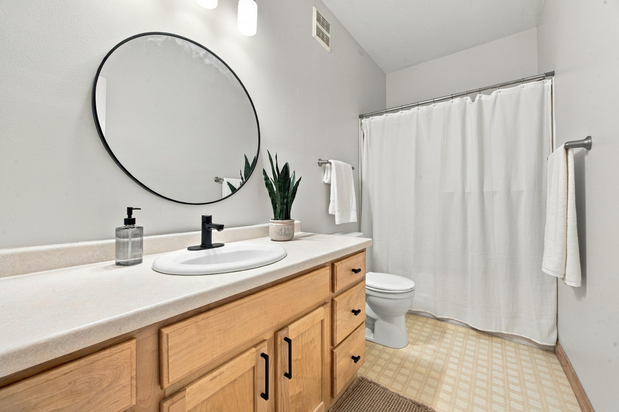 2003 single family home for sale at 718 N Sedona Drive in West Fargo, ND — 5 bed, 3 bath (photo 25 of 54)