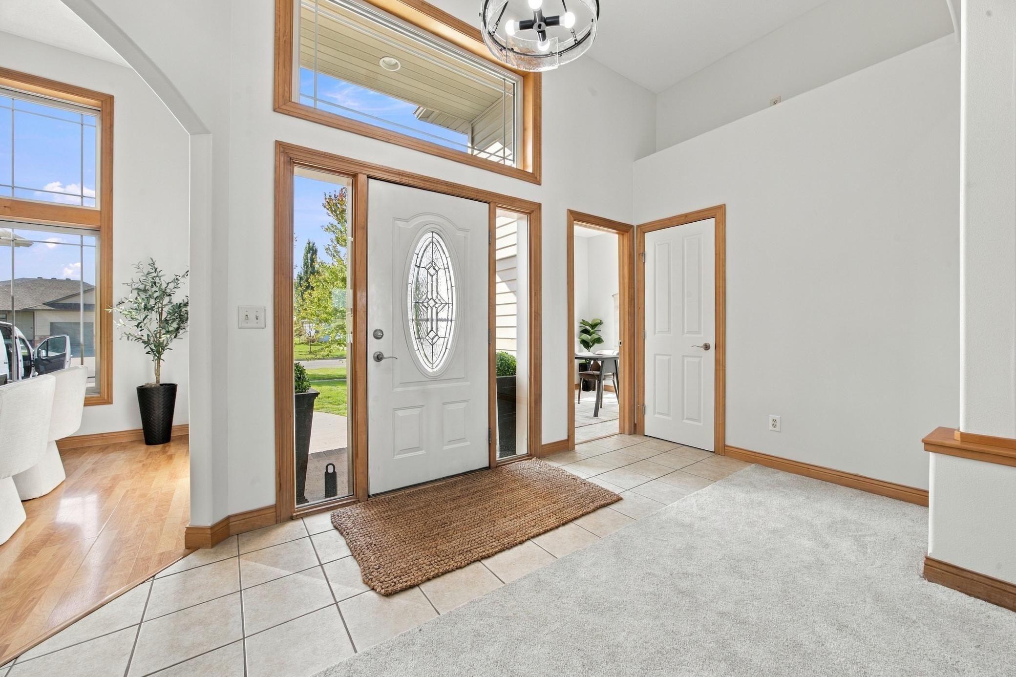 2003 single family home for sale at 718 N Sedona Drive in West Fargo, ND — 5 bed, 3 bath (photo 4 of 54)