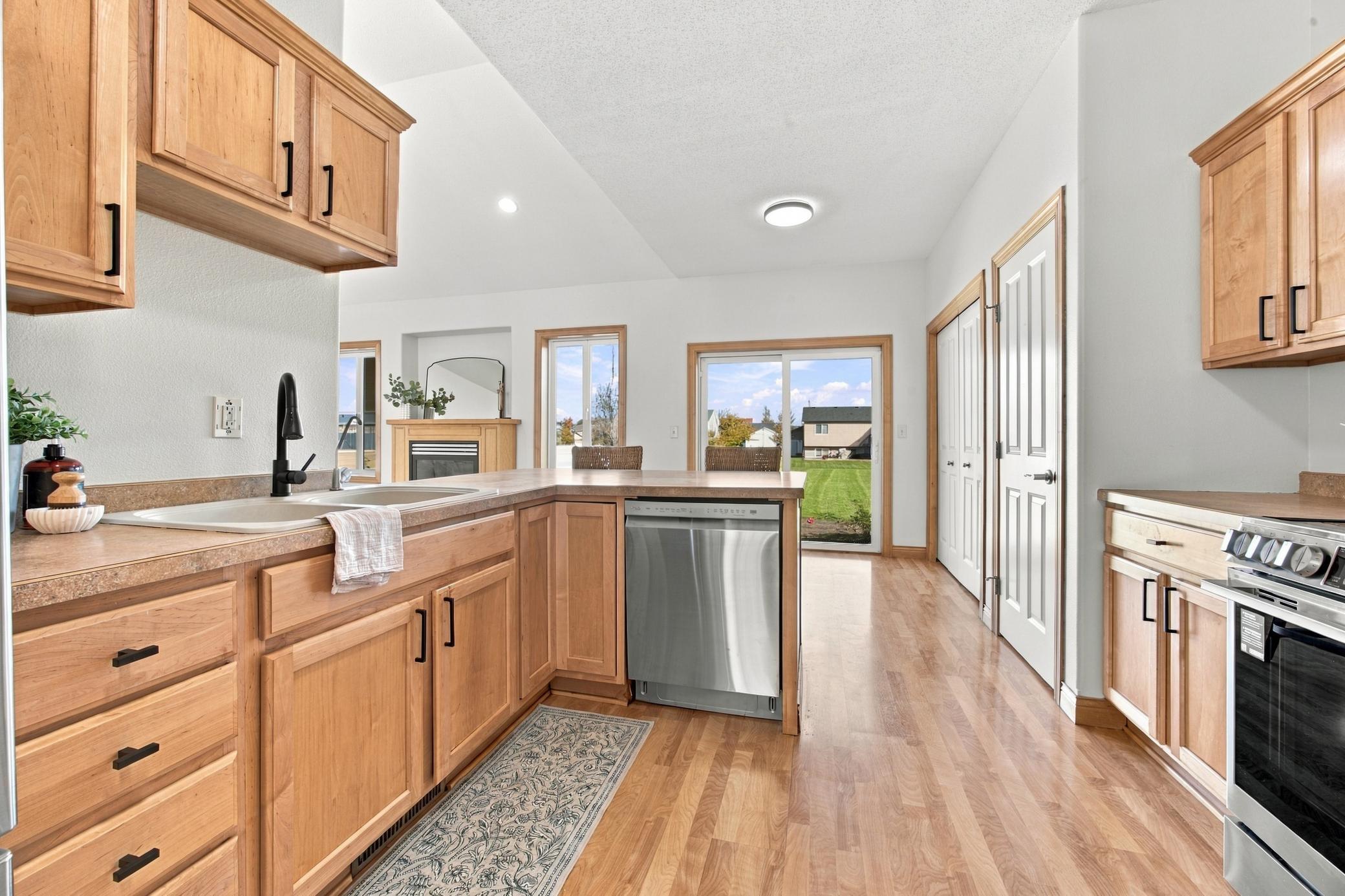 2003 single family home for sale at 718 N Sedona Drive in West Fargo, ND — 5 bed, 3 bath (photo 10 of 54)