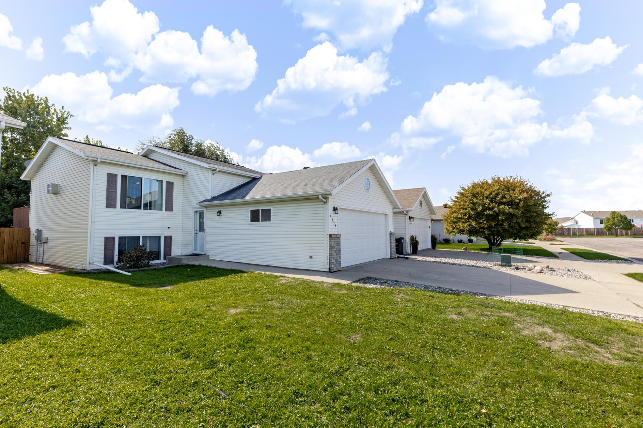 1999 single family home for sale at 5134 7th Lane S in Fargo, ND — 4 bed, 2 bath (photo 2 of 41)