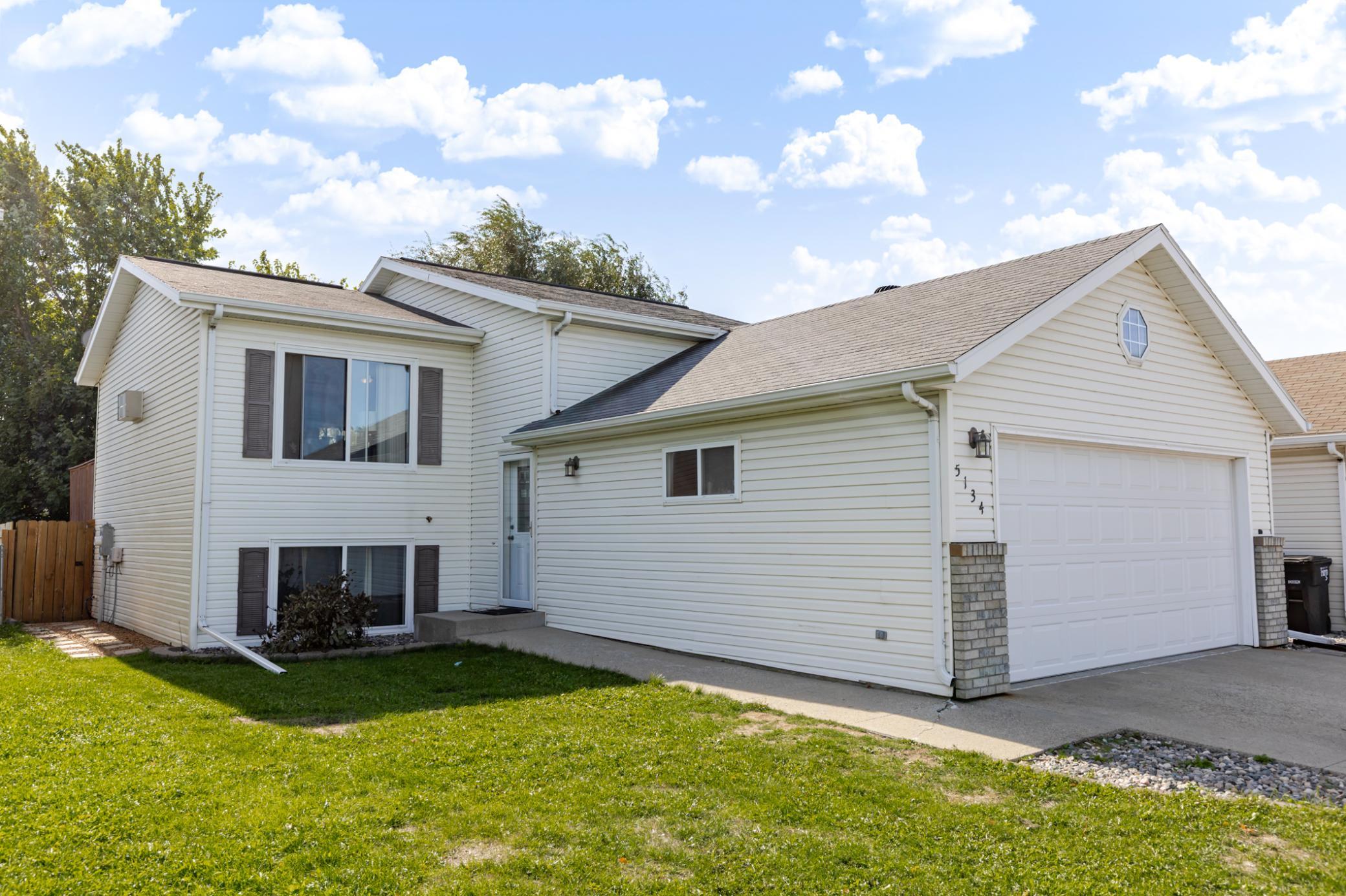 1999 single family home for sale at 5134 7th Lane S in Fargo, ND — 4 bed, 2 bath (photo 3 of 41)