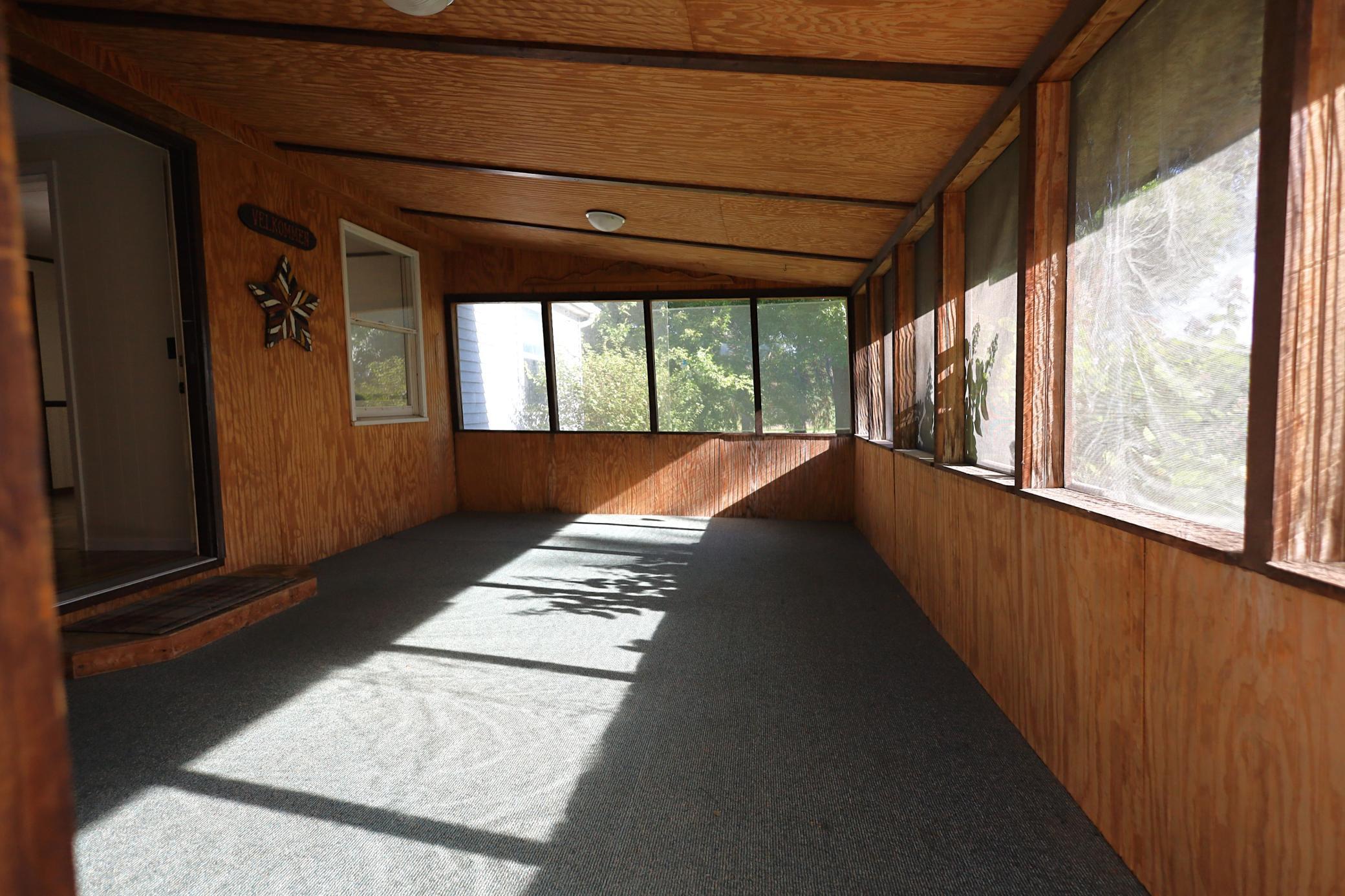 1978 single family home for sale at 798 2nd Street NE in Hillsboro, ND — 3 bed, 2 bath (photo 2 of 29)