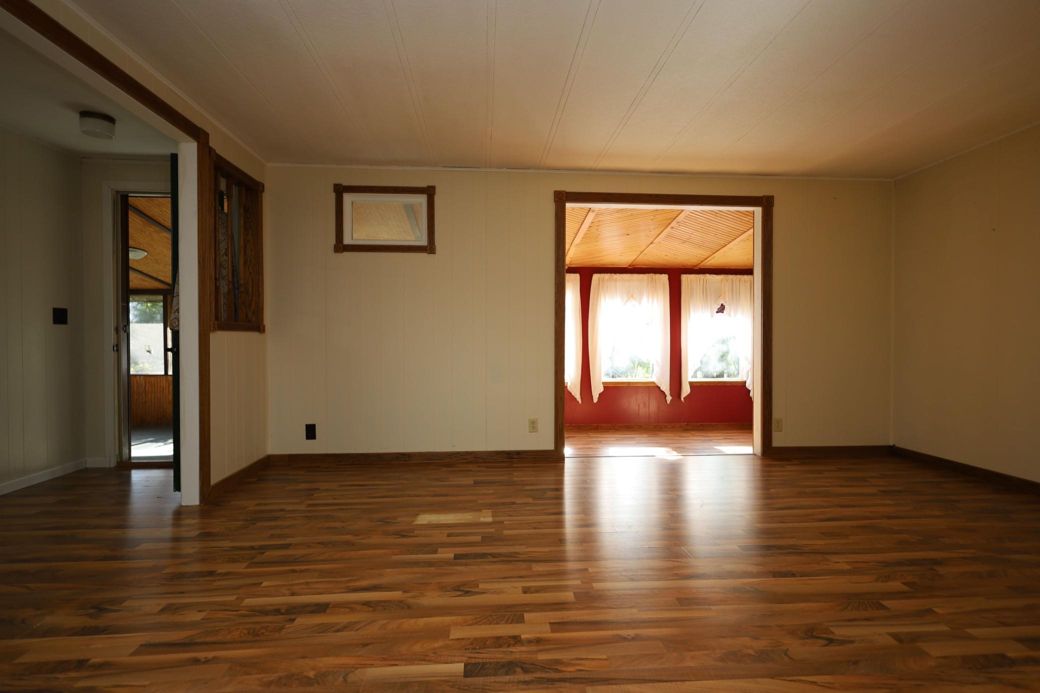 1978 single family home for sale at 798 2nd Street NE in Hillsboro, ND — 3 bed, 2 bath (photo 5 of 29)