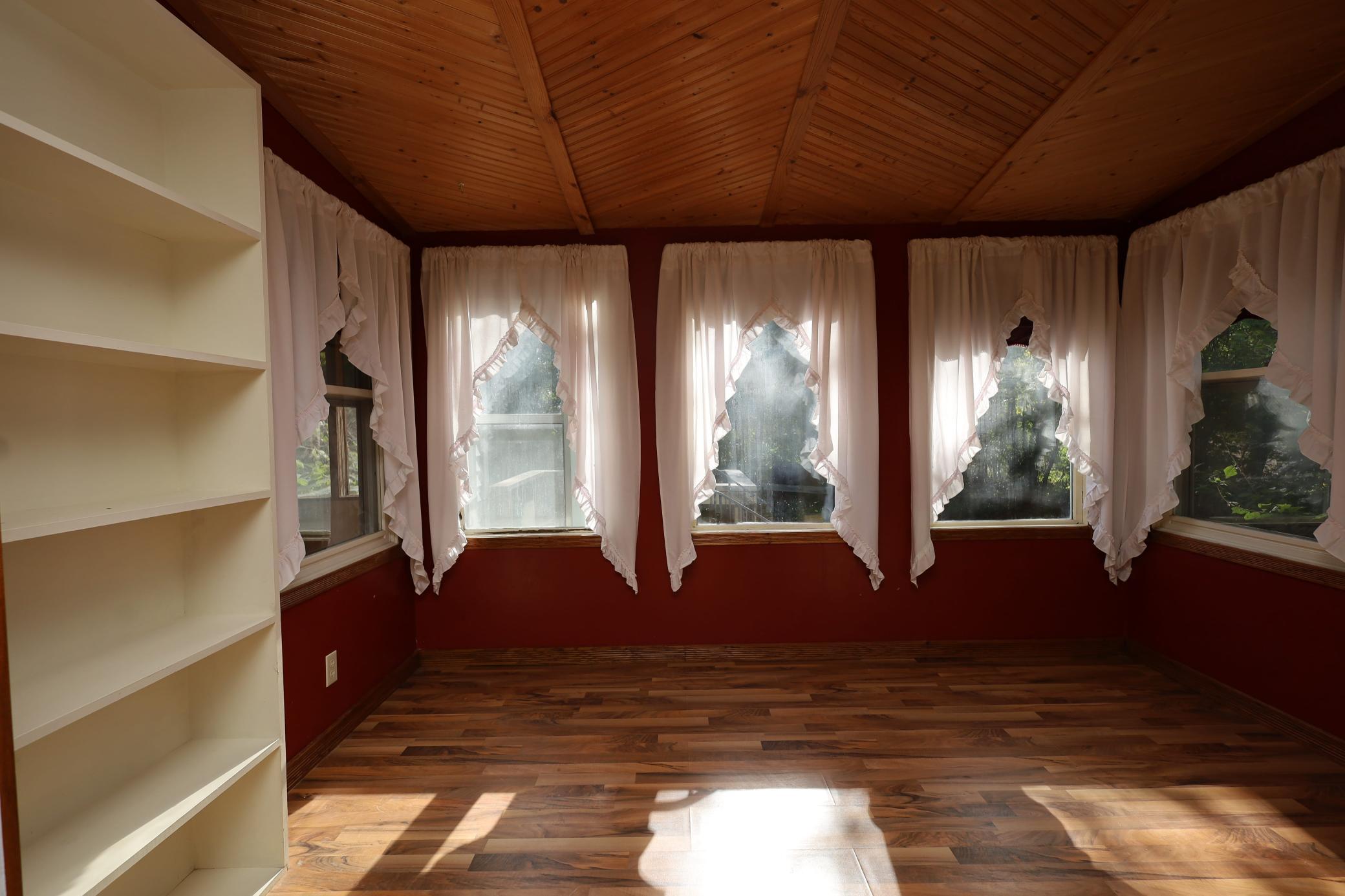 1978 single family home for sale at 798 2nd Street NE in Hillsboro, ND — 3 bed, 2 bath (photo 6 of 29)