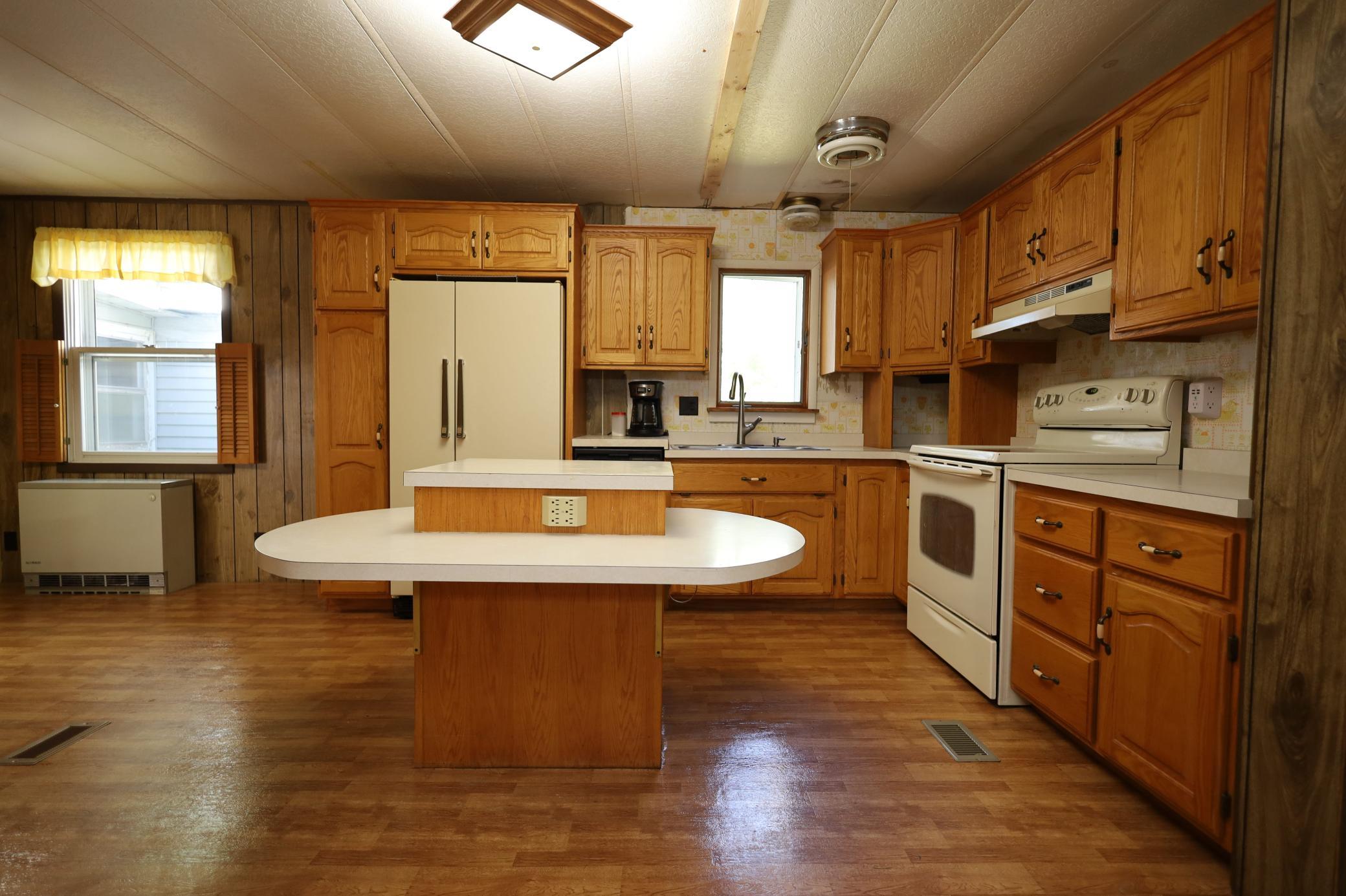 1978 single family home for sale at 798 2nd Street NE in Hillsboro, ND — 3 bed, 2 bath (photo 7 of 29)
