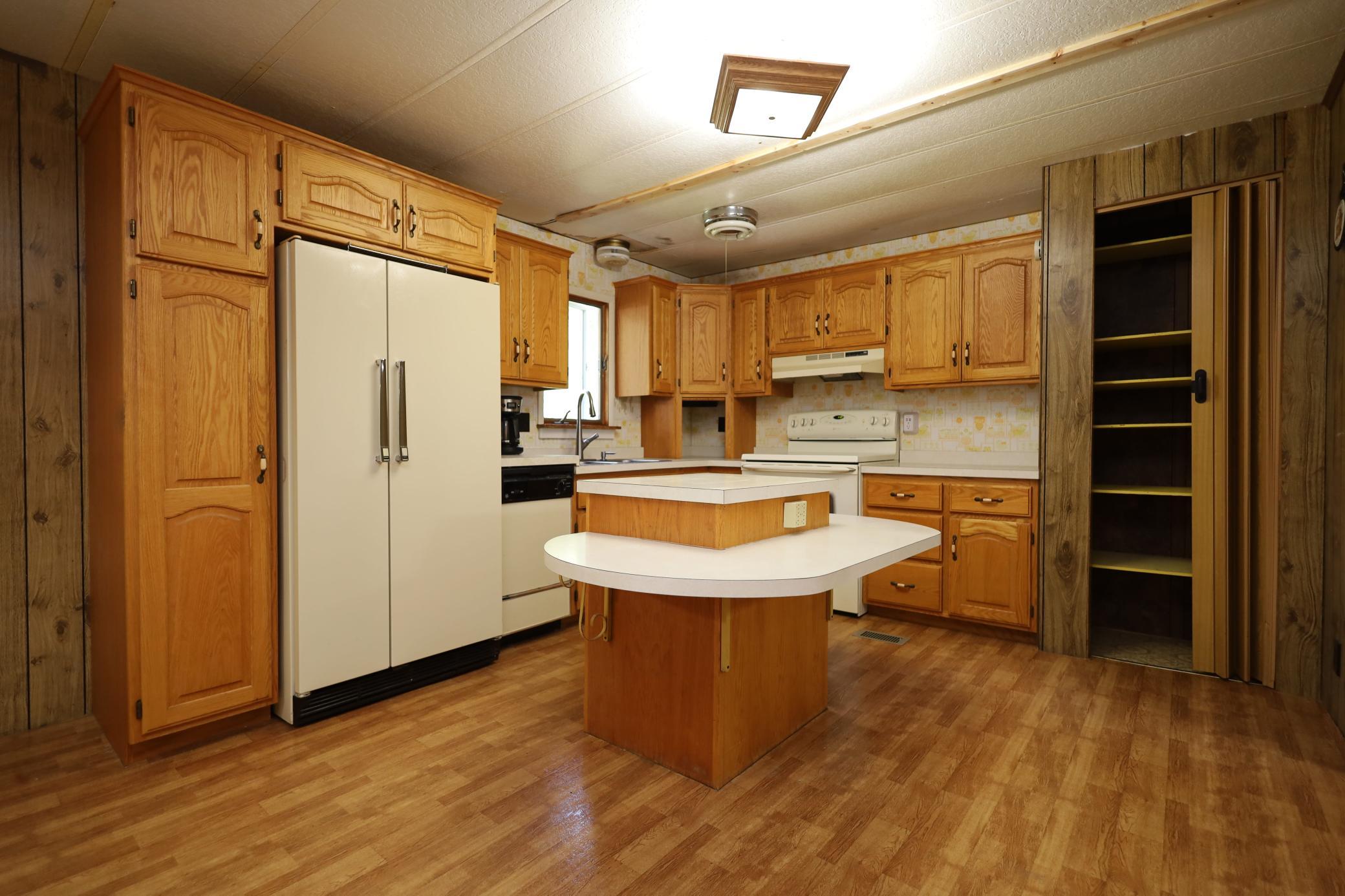 1978 single family home for sale at 798 2nd Street NE in Hillsboro, ND — 3 bed, 2 bath (photo 8 of 29)
