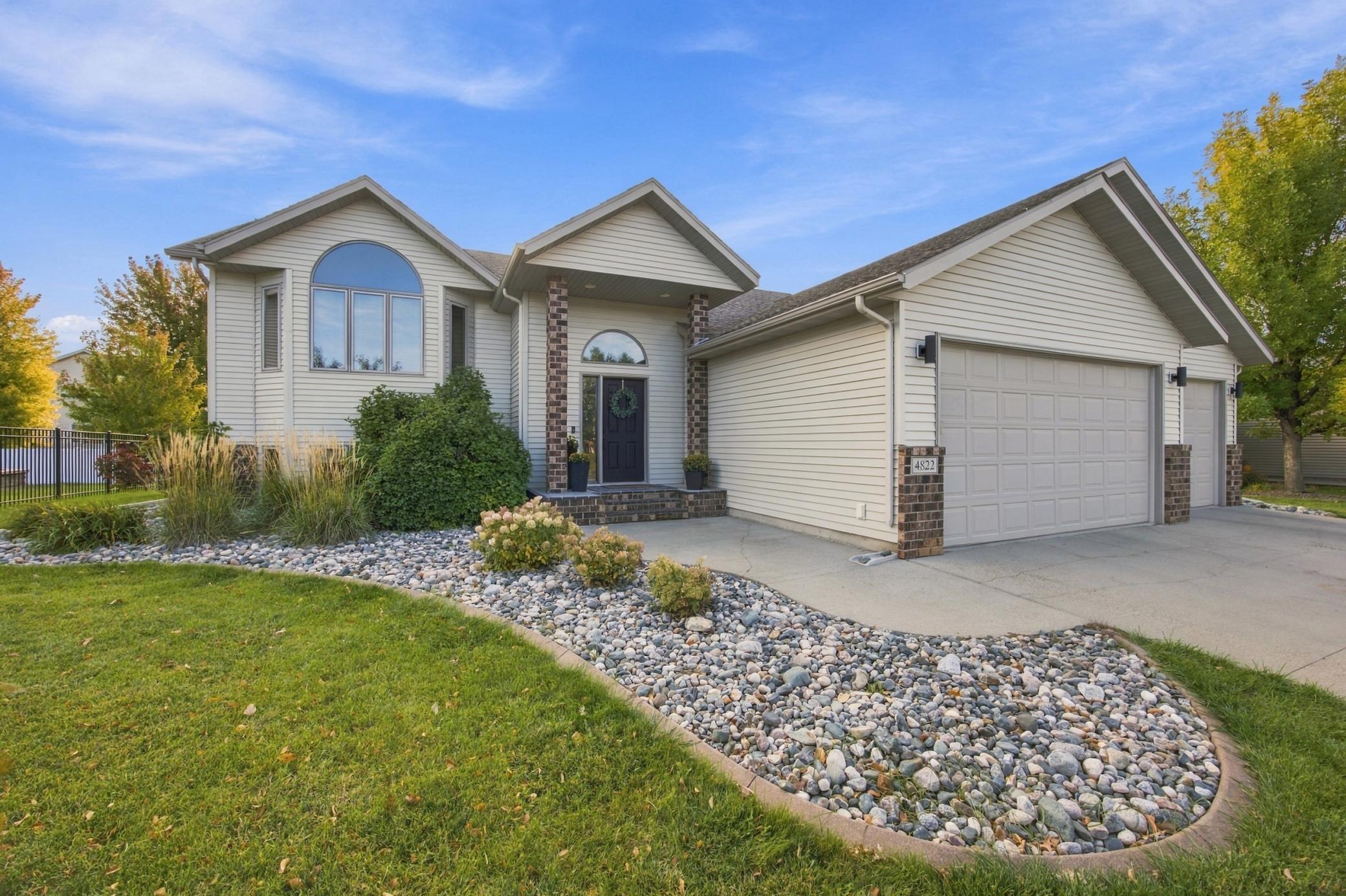 2006 single family home for sale at 4822 43rd Street S in Fargo, ND — 4 bed, 3 bath (photo 2 of 37)